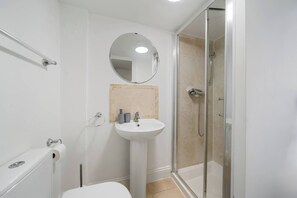 Shower, hair dryer, towels, shampoo - Deluxe Mezzanine (London)