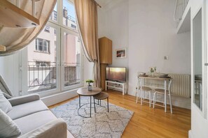 TV - Deluxe Mezzanine (London)