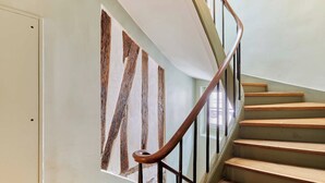 A staircase with wooden steps and a metal railing. - Lovely apartement  with AC - Center of Paris (Paris)