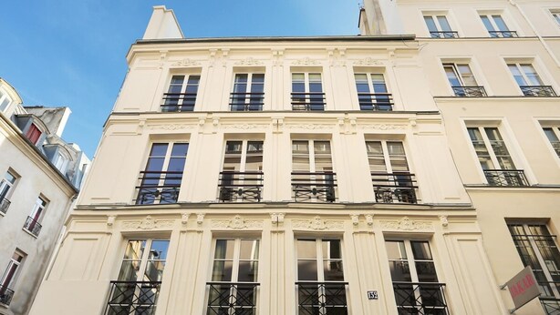 A multi-story building with a classic architectural style, featuring symmetrical windows and ornate detailing. - Lovely apartement  with AC - Center of Paris (Paris)
