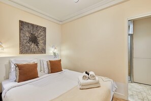 1 bedroom, desk, iron/ironing board, travel cot - Lovely apartement  with AC - Center of Paris (Paris)