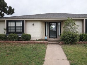 Exterior detail - Fabulous 3-bedroom house with hot tub and pool table (Oklahoma City)