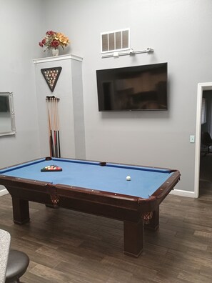 Games room - Fabulous 3-bedroom house with hot tub and pool table (Oklahoma City)