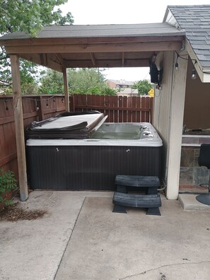 Terrace/patio - Fabulous 3-bedroom house with hot tub and pool table (Oklahoma City)