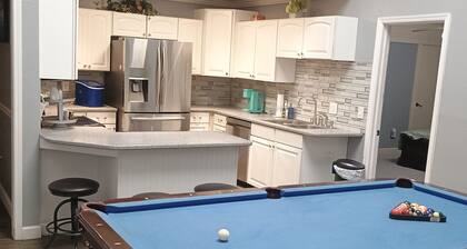 Fabulous 3-bedroom house with hot tub and pool table