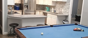 Fabulous 3-bedroom house with hot tub and pool table
