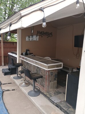 Terrace/patio - Fabulous 3-bedroom house with hot tub and pool table (Oklahoma City)