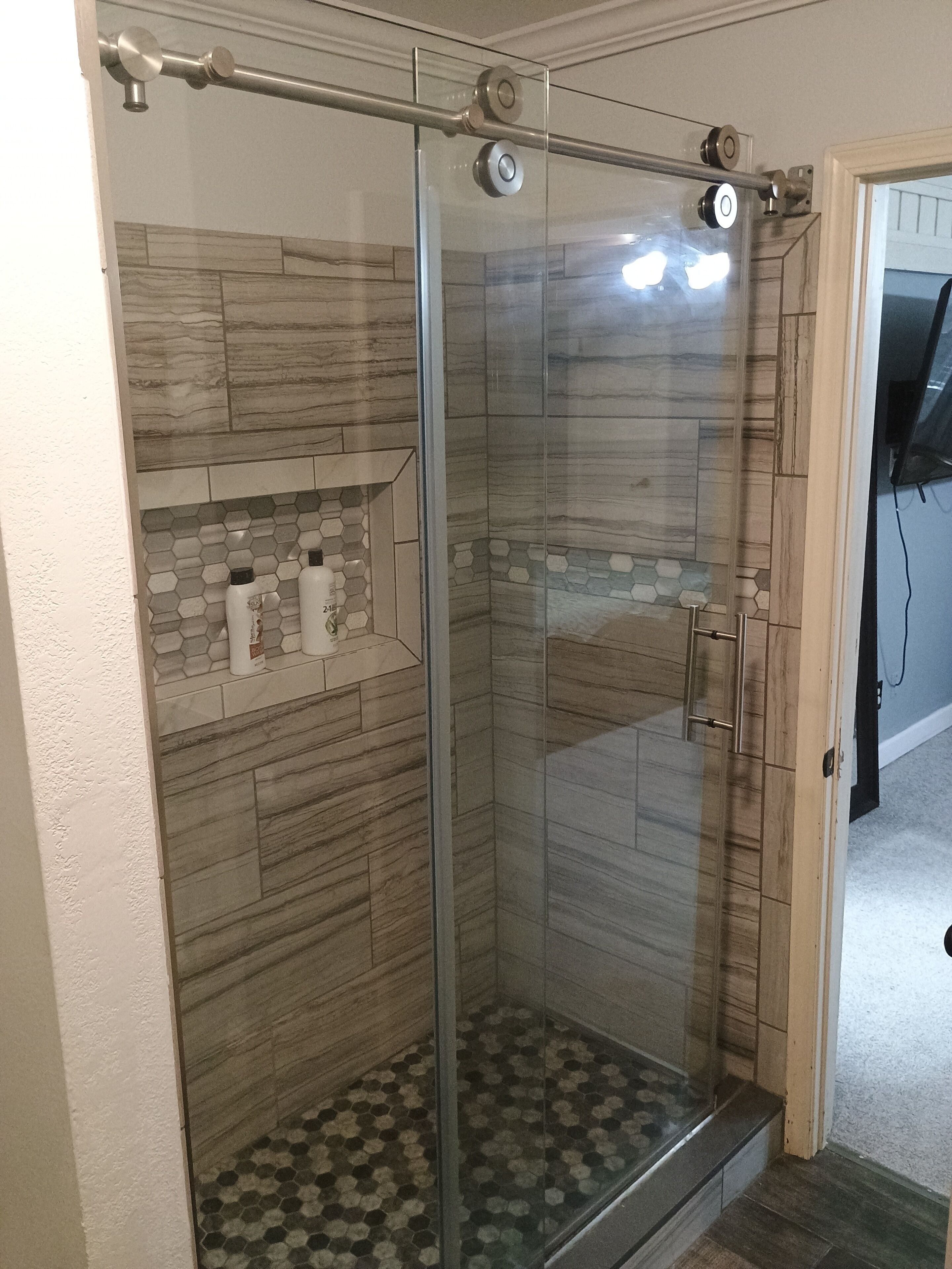 Douche, serviettes fournies, savon, papier toilette