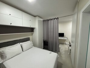 1 dormitori, planxa i posts de planxar, Internet i roba de llit 