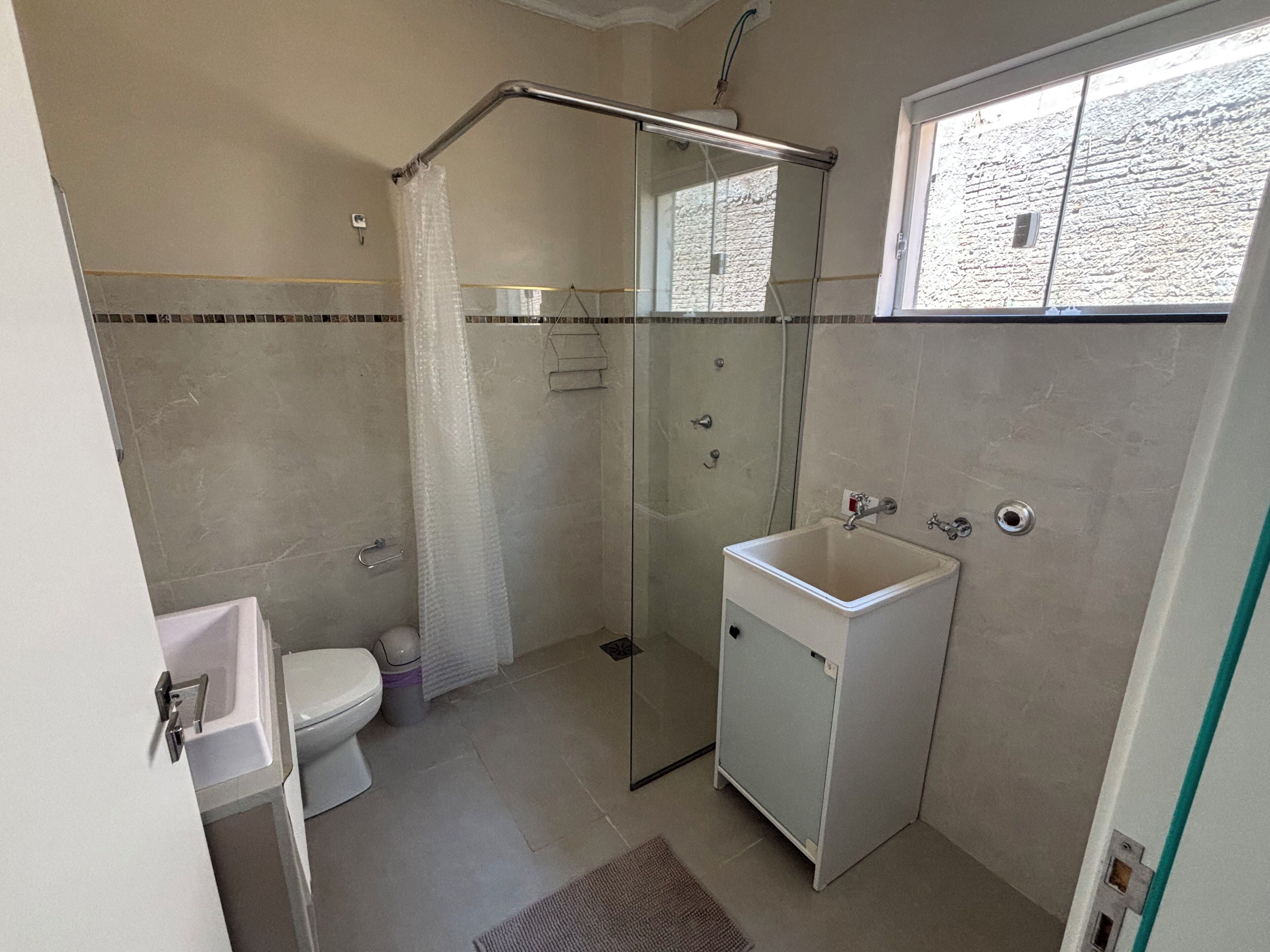 Douche, sèche-cheveux, serviettes fournies, savon