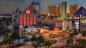 Ein Hotel mit einem gut sichtbaren OYO-Schild, einem Steakhaus und einem Hooters-Restaurant.