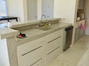 Een microgolfoven, een oven, een kookplaat, een vaatwasser