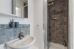 Shower, hair dryer, shampoo - Standard Studio (London)