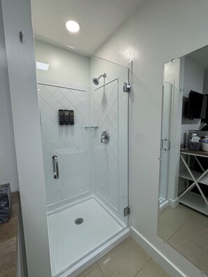 Shower, hair dryer, towels, soap - The181ClubHouse #2 (Miami)