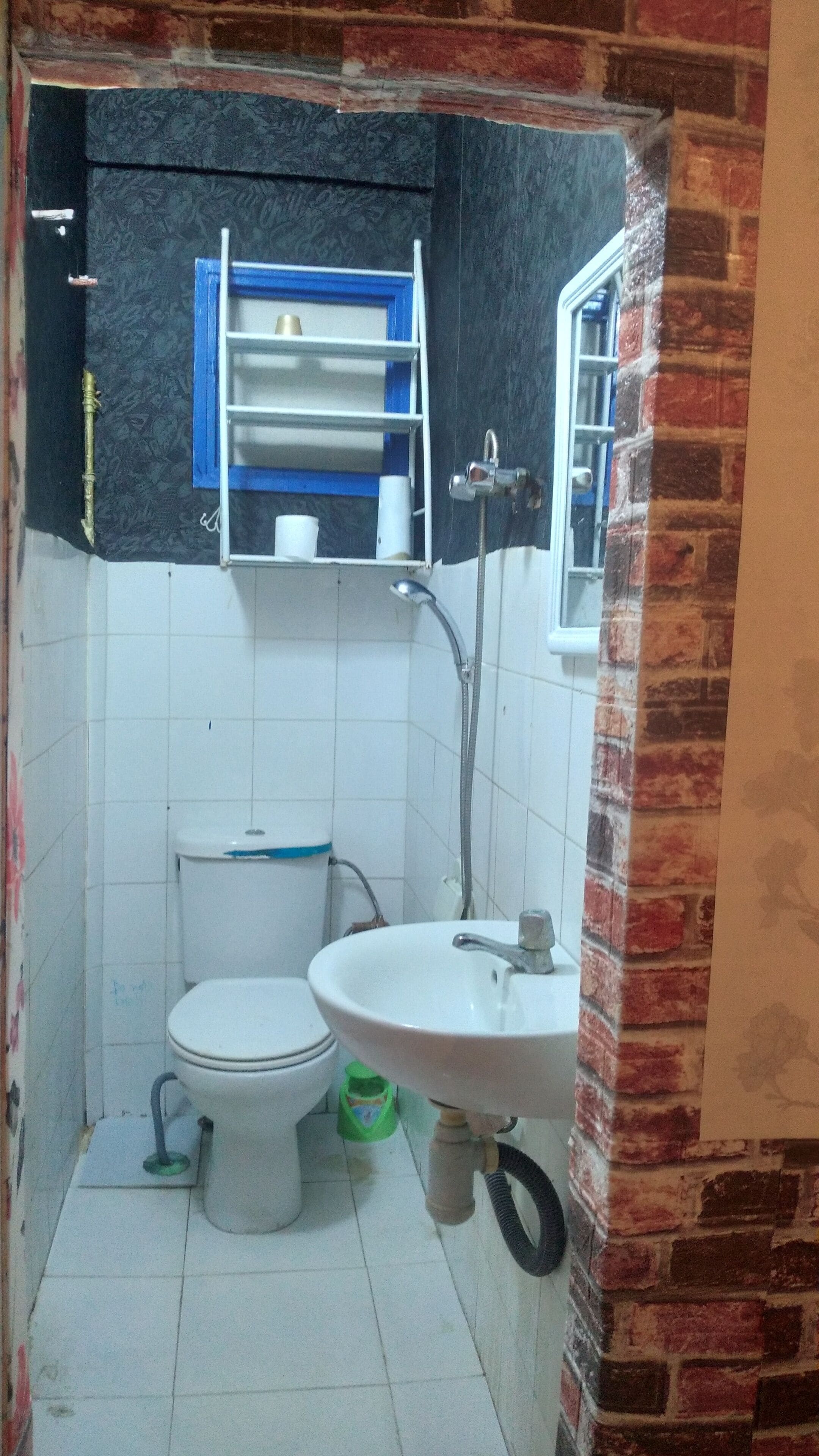 Haartrockner, Handtücher, Seife, Toilettenpapier