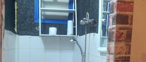 Haartrockner, HandtĂŒcher, Seife, Toilettenpapier