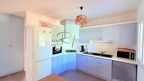 Private kitchen - 3-bedroom house, garden, private pool. South Ardèche, near Barjac, (Vagnas)