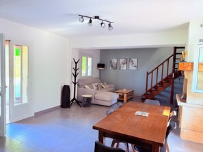 Interior - 3-bedroom house, garden, private pool. South Ardèche, near Barjac, (Vagnas)
