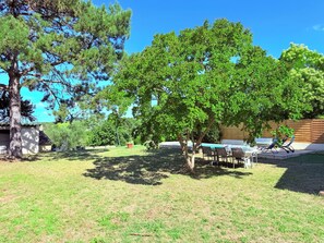 Outdoor dining - 3-bedroom house, garden, private pool. South Ardèche, near Barjac, (Vagnas)