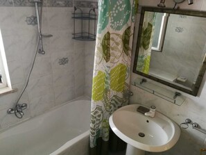 Haartrockner, Bidet, Handtücher, Seife