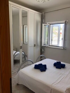 2 bedrooms, free WiFi, bed sheets - Barbara's House (Ponza)