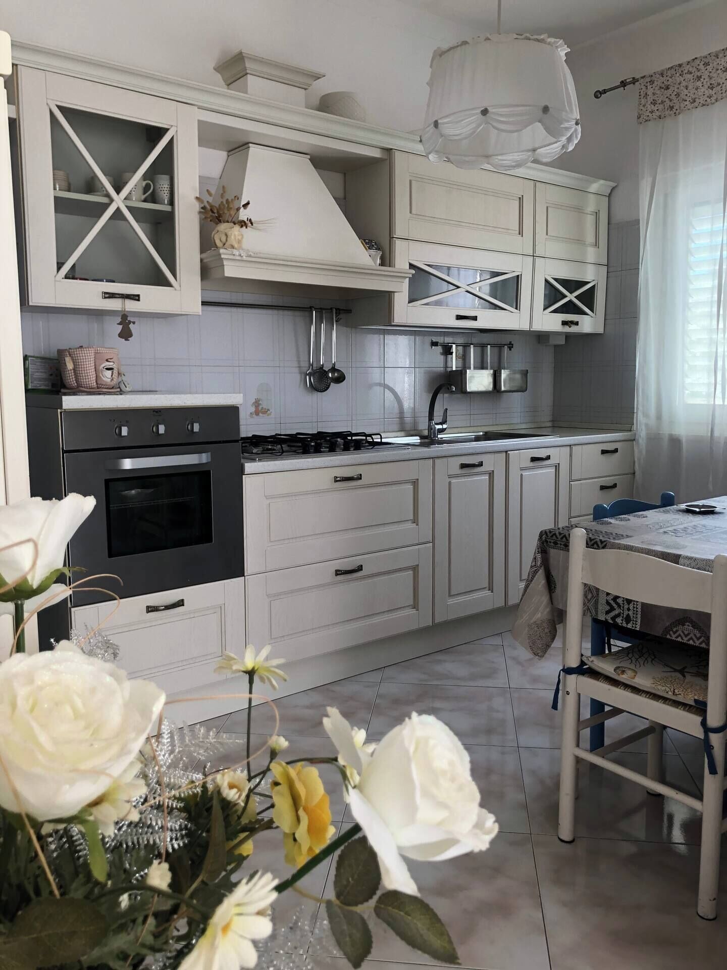 Fridge, oven, stovetop, cookware/dishes/utensils