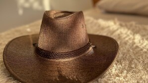 Un chapeau posé sur une surface texturée.