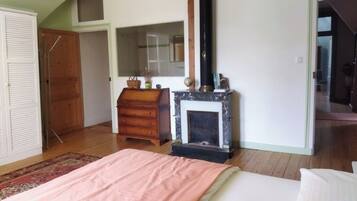 Iron/ironing board, bed sheets