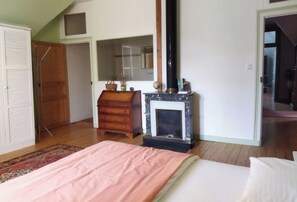 Tabla de planchar con plancha, acceso a internet y ropa de cama