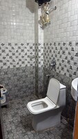 Habitación Deluxe doble | Baño | Ducha, toallas, jabón y champú
