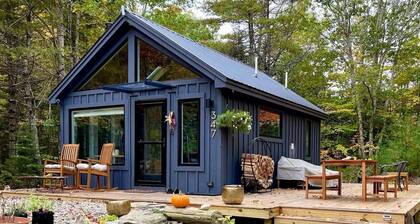 Little Apple Cabin with Wood Stove, King Bed & 5 Private Wooded Acres
