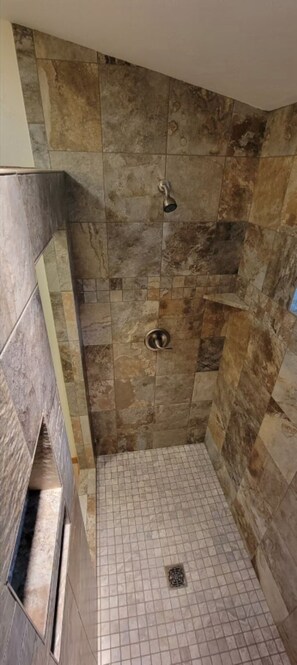 Shower, hair dryer, towels, soap - 2-bedroom mill in adorable Wautoma with AC and charm (Wautoma)