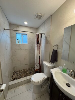 Towels, soap, toilet paper - Cozy 1-bedroom apartment in enjoyable Houston with AC (Houston)