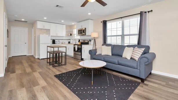 A modern apartment with a living room, kitchen, and dining area. - Cozy 1-bedroom apartment in enjoyable Houston with AC (Houston)
