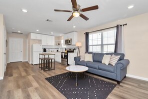 A modern apartment with a living room, kitchen, and dining area. - Cozy 1-bedroom apartment in enjoyable Houston with AC (Houston)