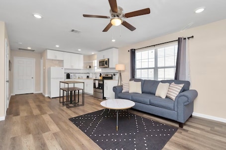 Living area. Cozy 1-bedroom apartment in enjoyable Houston with AC
