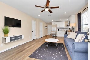 Living area - Cozy 1-bedroom apartment in enjoyable Houston with AC (Houston)