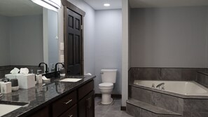 Shower, jetted bath, hair dryer, towels - Mountain Home in Gallatin Canyon with Home Theater and 3 Spacious BR/BA (Gallatin Gateway)