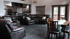Smart TV, DVD player - Mountain Home in Gallatin Canyon with Home Theater and 3 Spacious BR/BA (Gallatin Gateway)