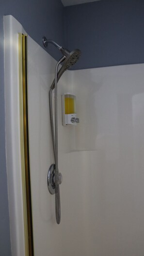 Douche, baignoire à jets, sèche-cheveux, serviettes fournies