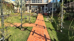 A modern two-story house with a brick pathway leading to the entrance. - Ravello Residential AP04 Foz do Iguaçu (Foz do Iguaçu)