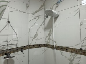 Shower, hair dryer, towels, soap - Ravello Residencial – Comfort and tranquility in Foz do Iguaçu (Foz do Iguaçu)