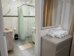 Dusche, Haartrockner, Handtücher, Seife