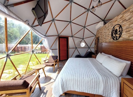 Cabaña de lujo, lanai, vistas a la piscina | Tabla de planchar con plancha, wifi gratis, ropa de cama. Hotel Glamping Uno