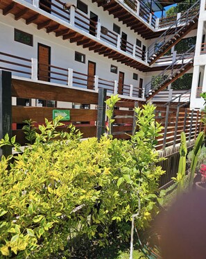 Doppia Standard, vista lago | Dettaglio esterni