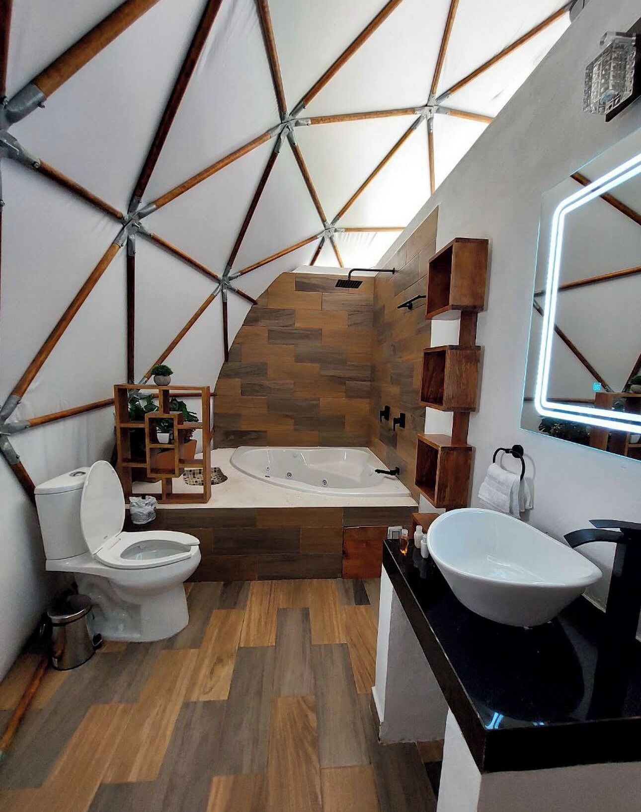Cabana superluxo, varanda coberta, vista para a piscina | Banheiro | Secador de cabelo, toalhas de banho, sabonete, shampoo