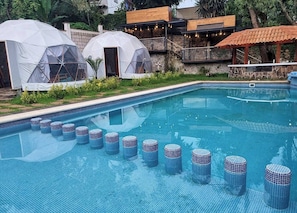 Una piscina al aire libre
