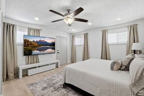 Iron/ironing board, free WiFi, bed sheets - Beautiful Oasis W/ Master Suite and Pool (Houston)