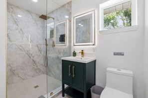 Hair dryer, towels - Beautiful Oasis W/ Master Suite and Pool (Houston)