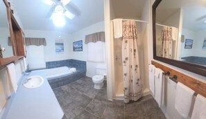 Shower, hair dryer, towels - Expansive Executive LakeHouse #19w/Jacuzzi &Fireplace with views of Norfork Lake (Mountain Home)